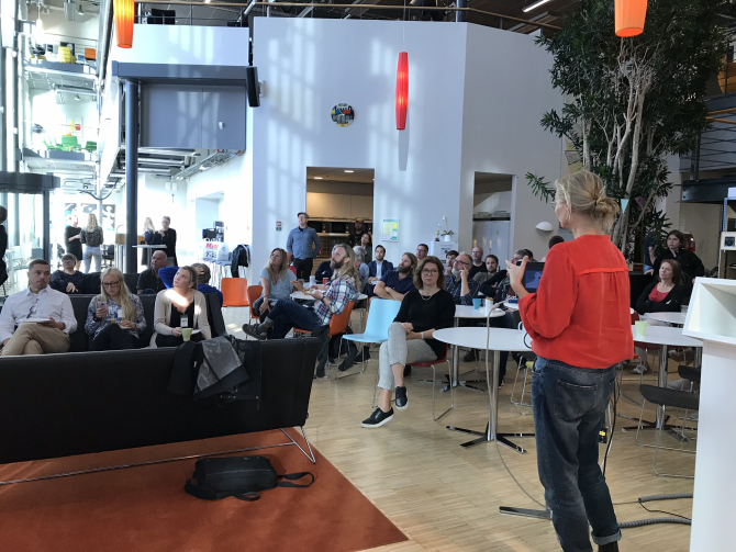 Hanne talar om Varvsstaden Hanne talar inför publik