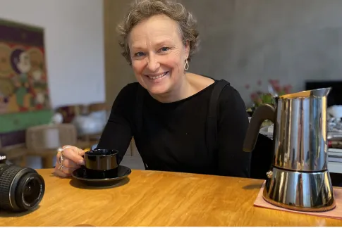 Madeleine bjuder på kaffe i sin nya lägenhet