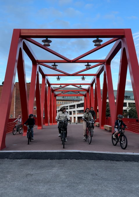 "Det är superbra med en bro här som avlastar klaffbron. Nu slipper jag riskera livet varje gång jag cyklar till jobbet", säger Linda Molin som var en av de första att passera bron på cykel. 