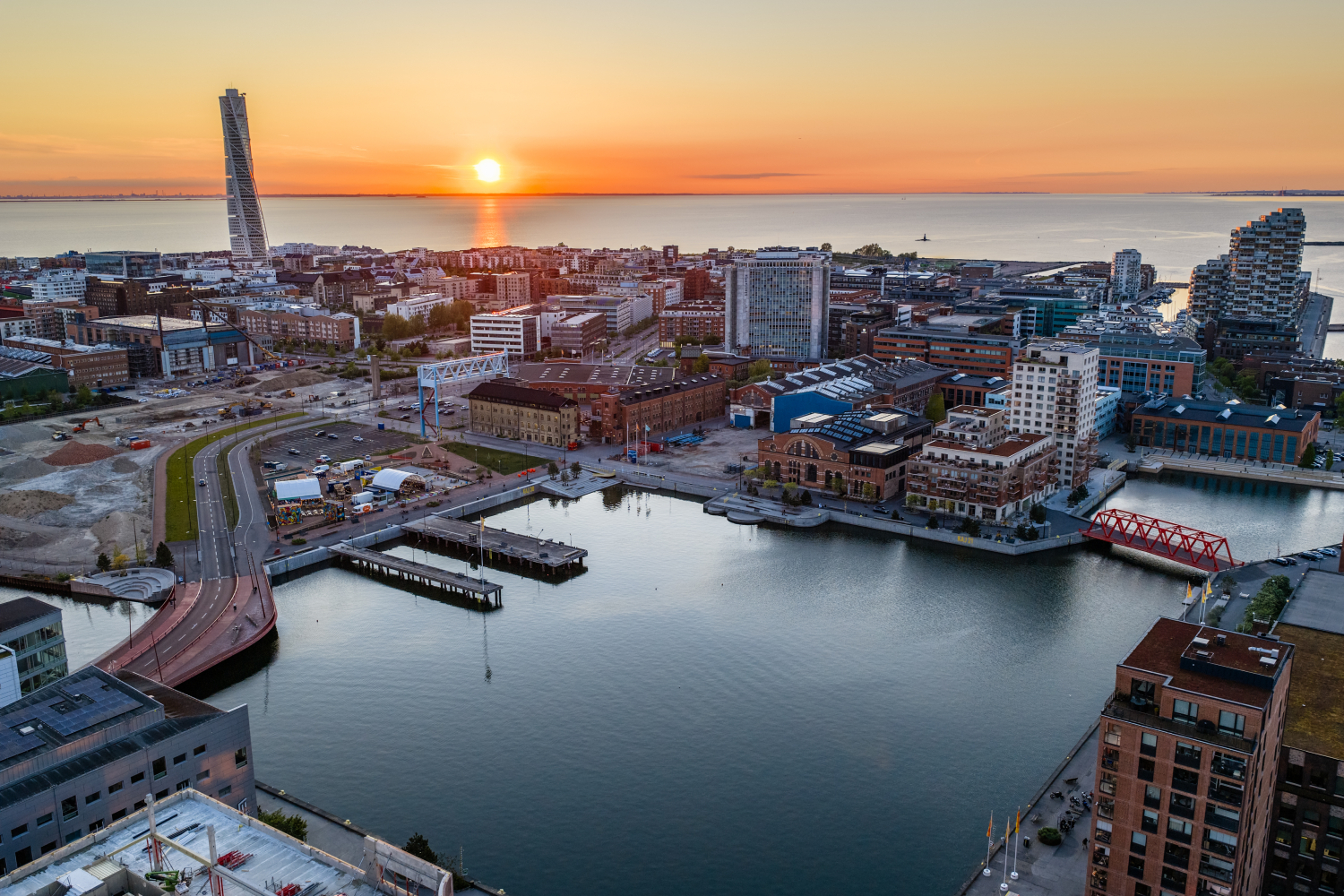 översikt över stadsdel mot kvällsol